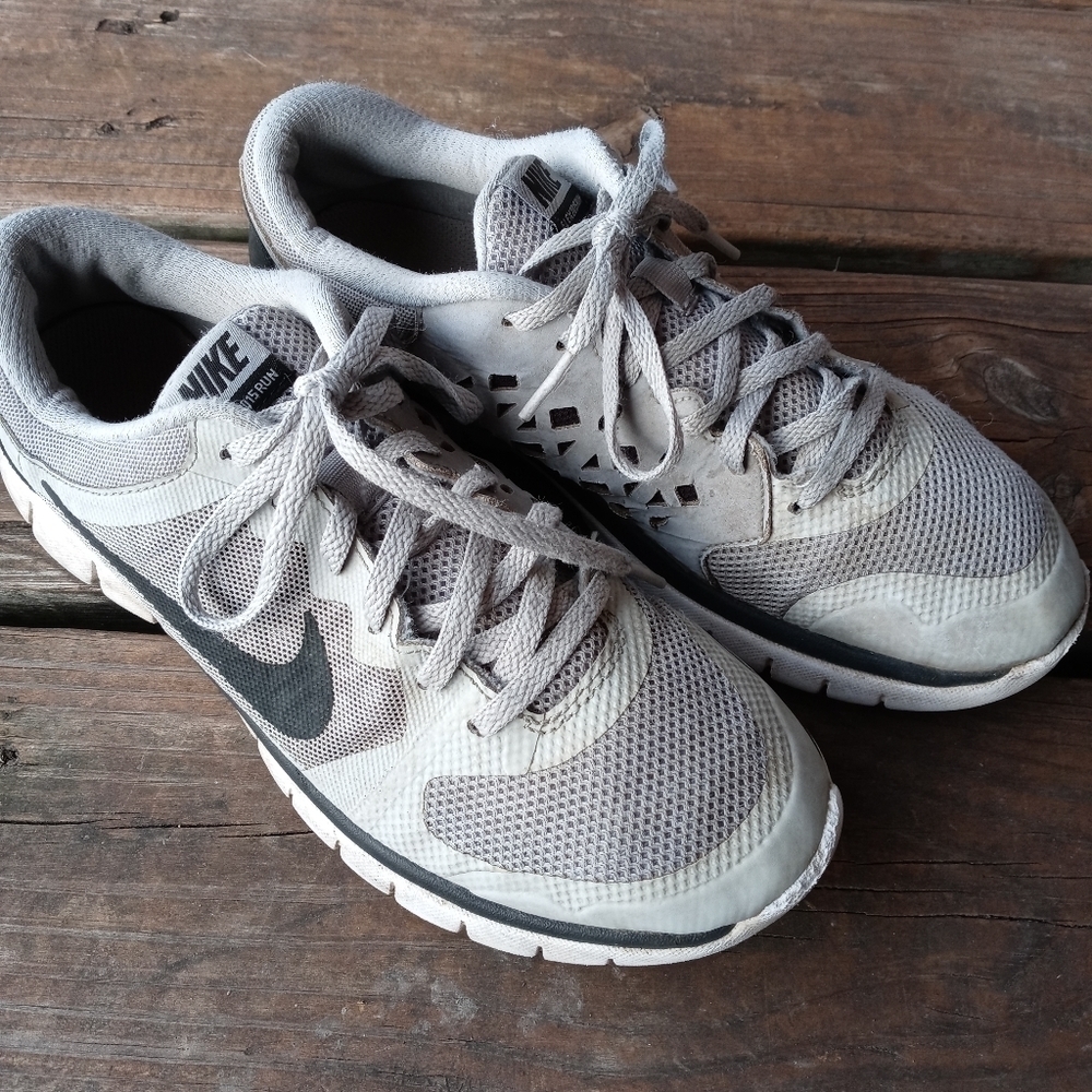 NIKE Flex 2015 Rn youth Size 7 . women's sz 8.5. Wolf Grey/Black-White 724988-00